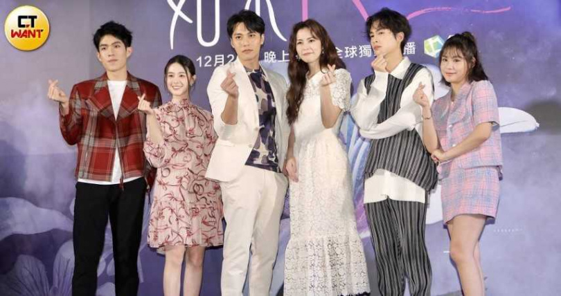 郭方儒（左一）與陳詩穎（右一）在2021年曾合作戲劇《如果花知道》，巧的是前任邱偲琹（左二）也有演出。（圖／本刊攝影組）