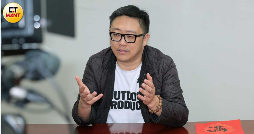 已擔任20年幕僚的滿志剛強調，服務民眾最重要的就是有耐心，即便是在路上偶遇時，也要認真傾聽民眾反映問題。（圖／周志龍攝）