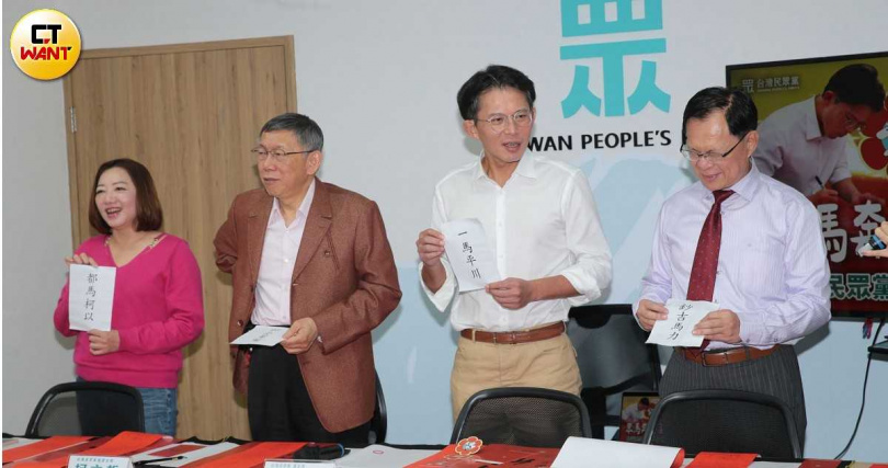 白營基層憂心李貞秀爭議持續延燒，恐進一步衝擊年底選情，地方服務處電話更被投訴打爆。（圖／周志龍攝）