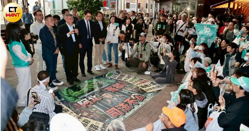 國際記者會場外民眾黨支持者集結聲援。(圖/黃耀徵攝)