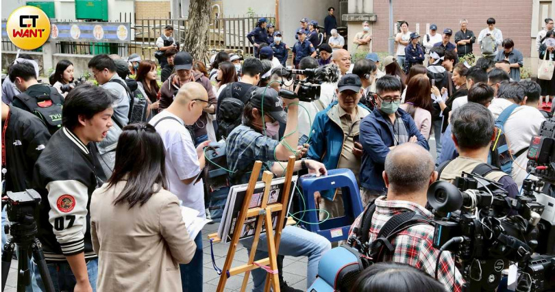 稍早柯文哲被控涉入京華城案宣判也吸引不少支持者到台北地院旁聽。(圖/方萬民攝)