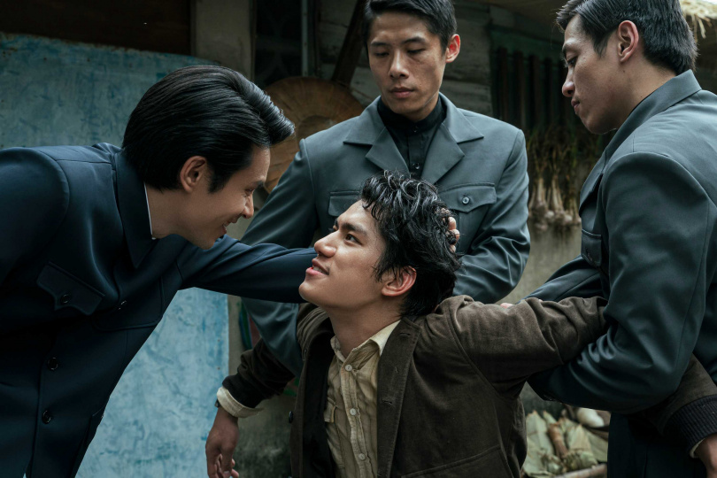 《搜查瑠公圳》姚淳耀(左)與朱軒洋(中)對峙,場面令人緊張。(圖/Hami Video)