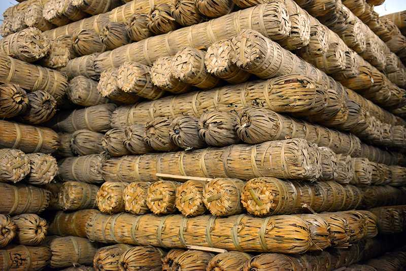 湖南安化雲天閣倉庫內陳滿坑滿谷的千兩茶。(圖/吳德亮攝影)