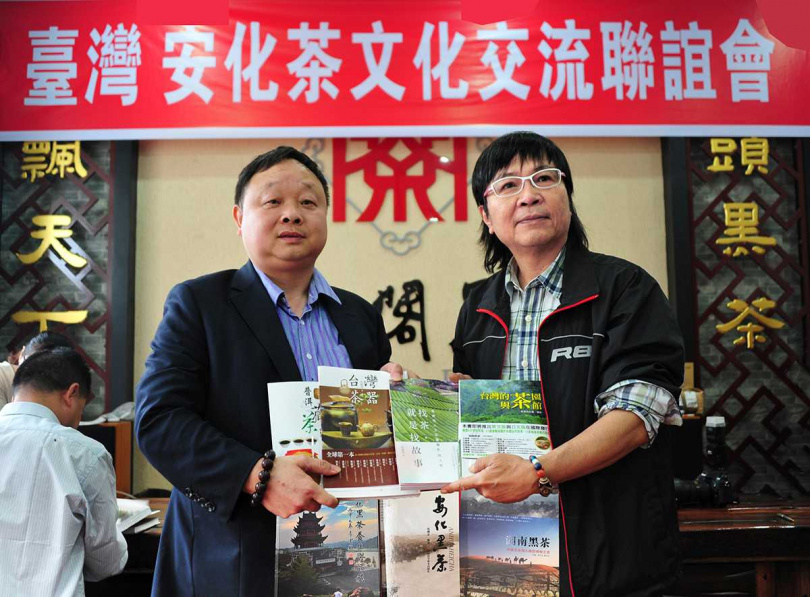 李雲董事長(左)與本文作者吳德亮於兩岸茶文化聯誼會上互贈茶書。(圖/吳德亮攝影)