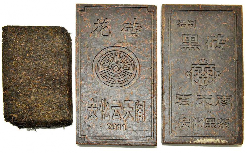 由左至右為鬆緊適度的茯磚茶,與緊結的花磚茶、黑磚茶。(圖/吳德亮攝影)