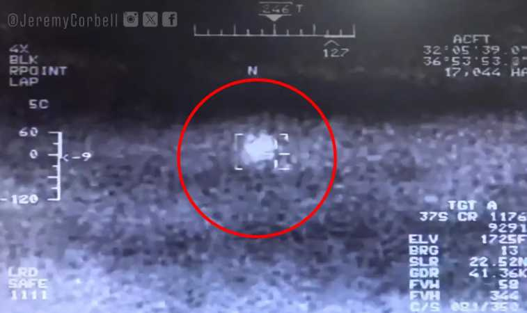 2012年波斯灣(Persian Gulf)上空曾出現不明飛行物,相關影像近日遭美國國會要求交付調查。(圖/翻攝自X@Jeremy Corbell)
