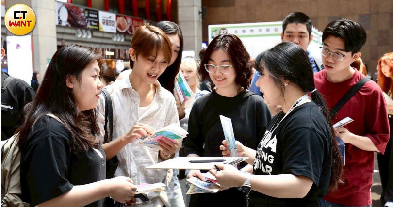 根據教育部統計，2026年度畢業僑外生人數可望超過1.4萬人，不少人將留台就業，納入未來職涯發展規劃。（圖／方萬民攝）