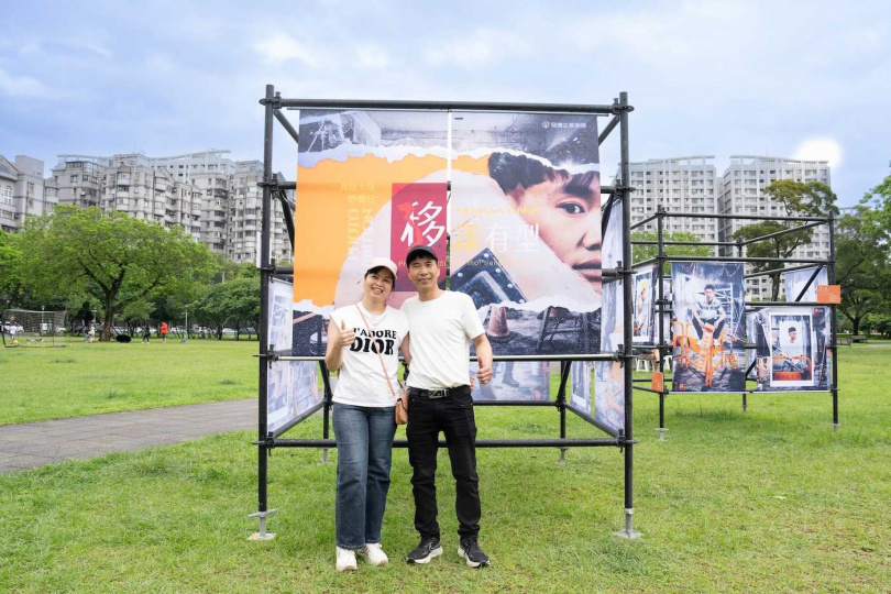 攝影師從職人視角為根基移工同仁拍攝系列時尚照，吸引跨國同仁夫妻檔駐足留影。 （圖片來源／根基營造）