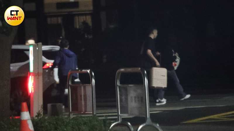 深夜11點35分，顗安與成力煥搭車返回新北市一處新住宅社區。（圖／本刊攝影組）
