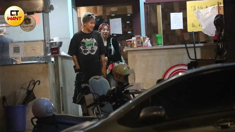 之後顗安與屁孩Ryan到新店市區一起享用碳烤牛排，兩人互動輕鬆自然、有說有笑。（圖／本刊攝影組）