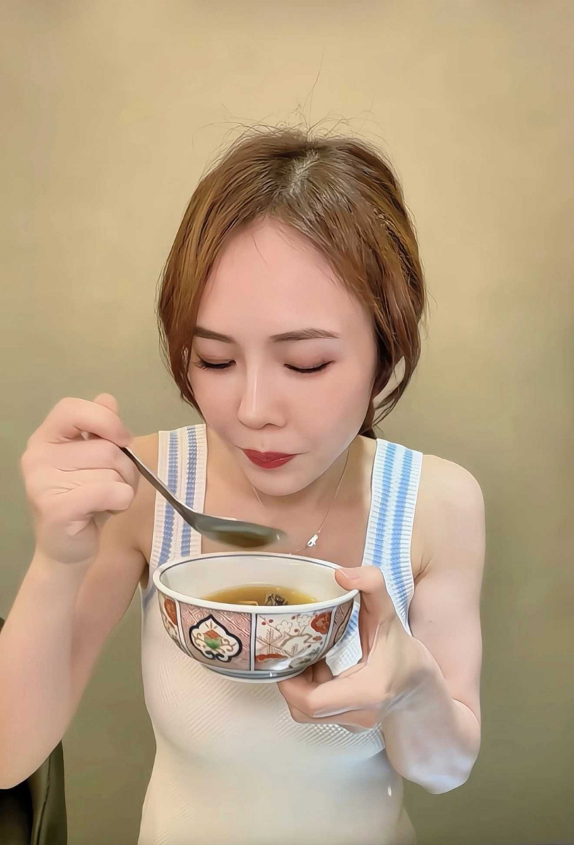吳申梅富商老公親自準備各式傳統煲湯替她補充元氣。（圖／喜上梅梢娛樂提供）