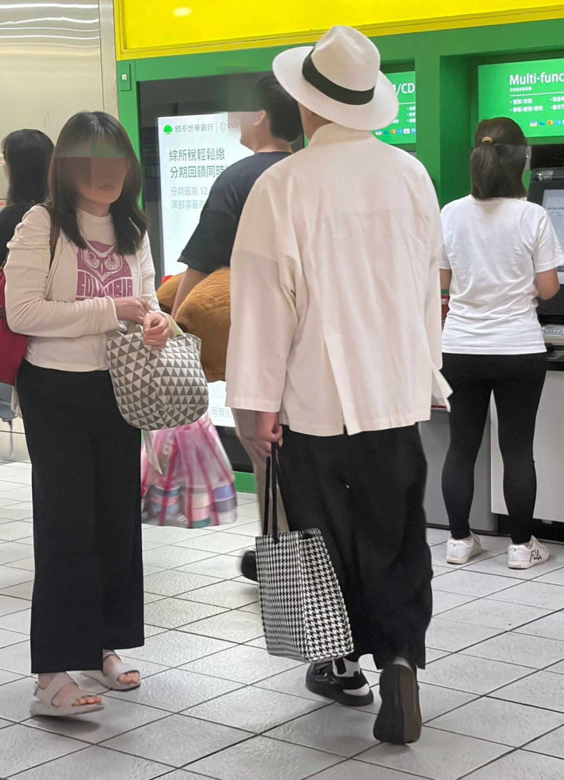 67歲的廖偉凡看得出體態挺拔,一身白襯衫配黑寬褲,穿搭走日系紳士風。(圖/讀者提供)