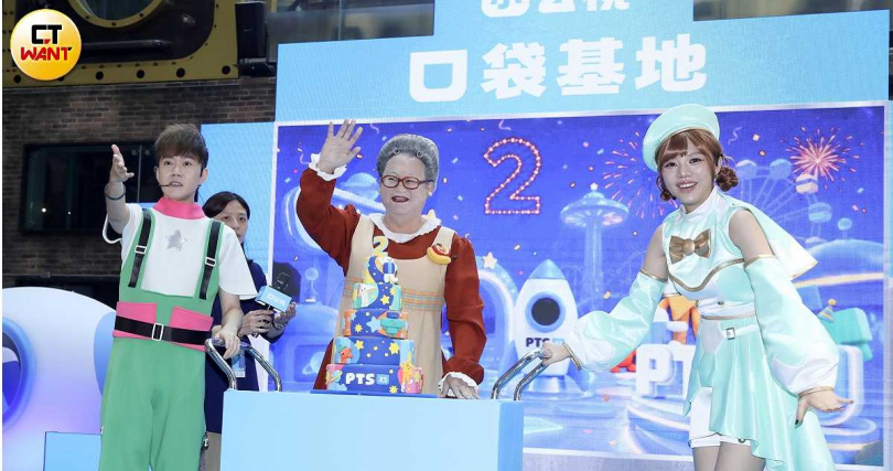 水果奶奶(中)與小岳哥哥、木木隊長陪小朋友度過愉快的午後時光。(圖/侯世駿攝)