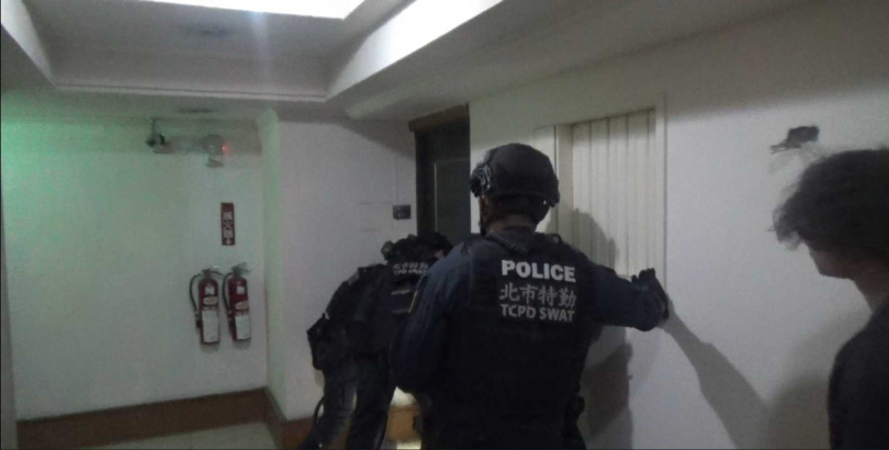北市士林區天母一間知名按摩店遭人多次潑漆恐嚇,警方分三波逮獲14人到案。(圖/翻攝畫面)