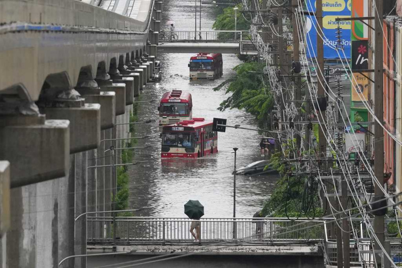 泰國政府同步延長高速公路免費通行措施至29日晚間,以降低洪災期間民眾交通負擔。