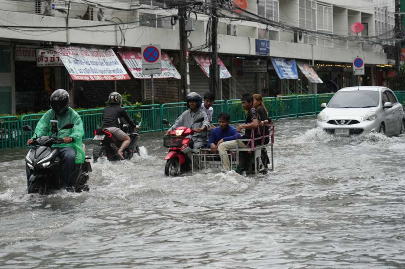 泰國政府同步延長高速公路免費通行措施至29日晚間,以降低洪災期間民眾交通負擔。