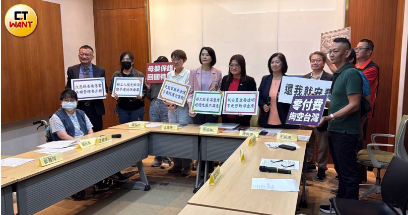 台灣雇主協會舉行記者會公布移工政策問卷調查，近9成填答者對勞動部移工政策不滿意。（圖／徐立諺攝）
