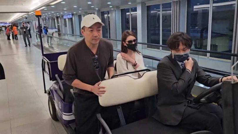 小菲神情哀傷憔悴，喊到「她永遠是我的家人」。。（圖／報系資料照）