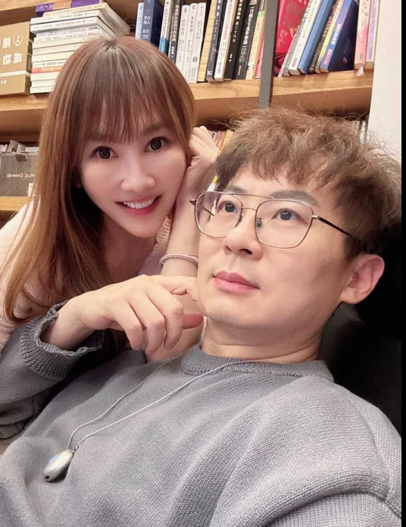 〈半杯的代價〉MV由王宥忻（左）的親密愛人翁承旭（右）運用AI技術一手打造。（圖／財富女神提供）