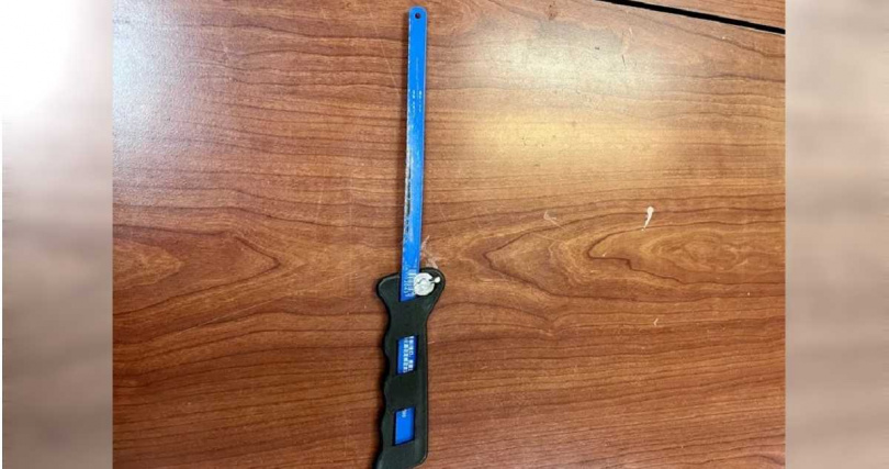 張男所持手鋸是工作用來切割塑膠管線工具，插在口袋遭乘客通報。（圖／翻攝畫面）