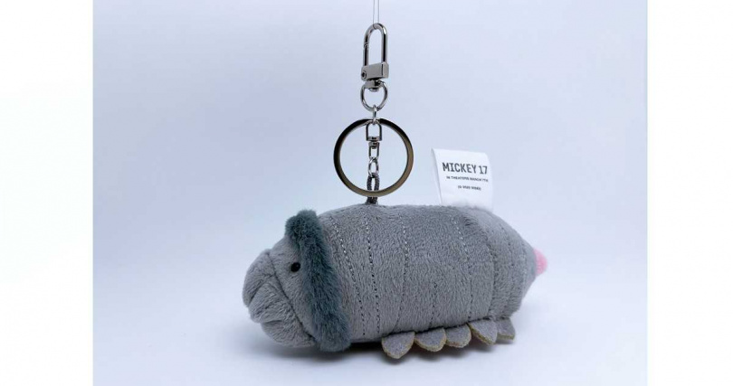 《米奇17號》片商推出吉祥物伏蟲鑰匙圈。（圖／華納兄弟提供）