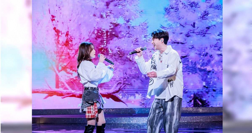 杜忻恬（左）與李子森合唱 。（圖／中視提供）