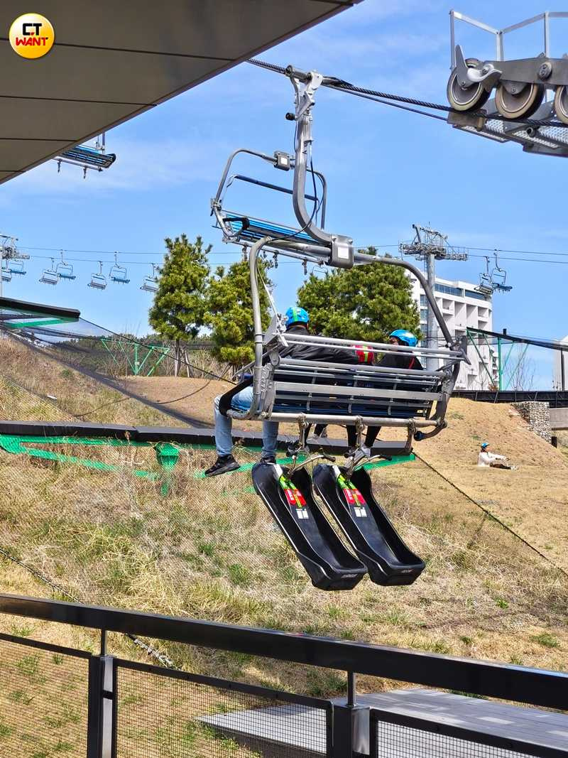 搭乘吊椅向上時,後頭還會吊掛滑車順便帶至出發地點。(圖/魏妤靜攝)