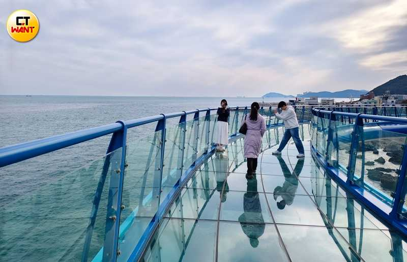 青沙浦踏石觀景台有一段是全透明地板,不妨體驗看看。(圖/魏妤靜攝)