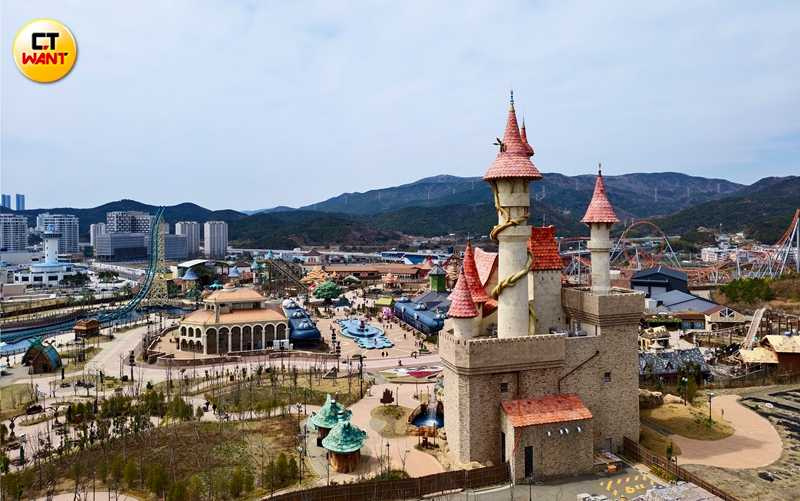 在skyline luge 搭乘吊椅途中可看到不遠處的樂天世界,同樣是可以使用VBP免費體驗的景點。(圖/魏妤靜攝)