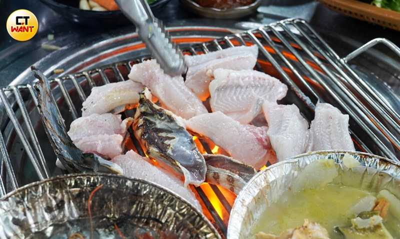 烤鰻肉質Q彈，也可以和生菜一起包覆入口。（圖／魏妤靜攝）