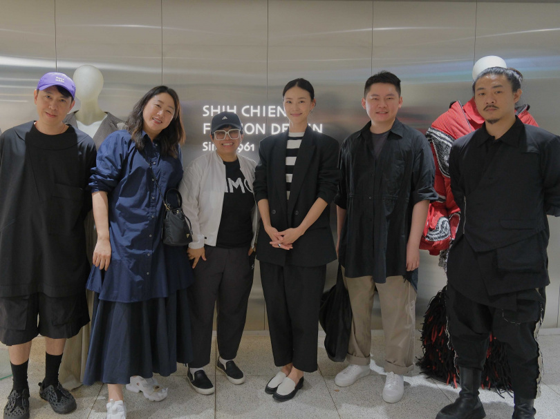 鍾瑶與王舜民、謝可珍、系主任董雅卉、范承宗和郭瑋擔任評審。（圖／星星相藝）