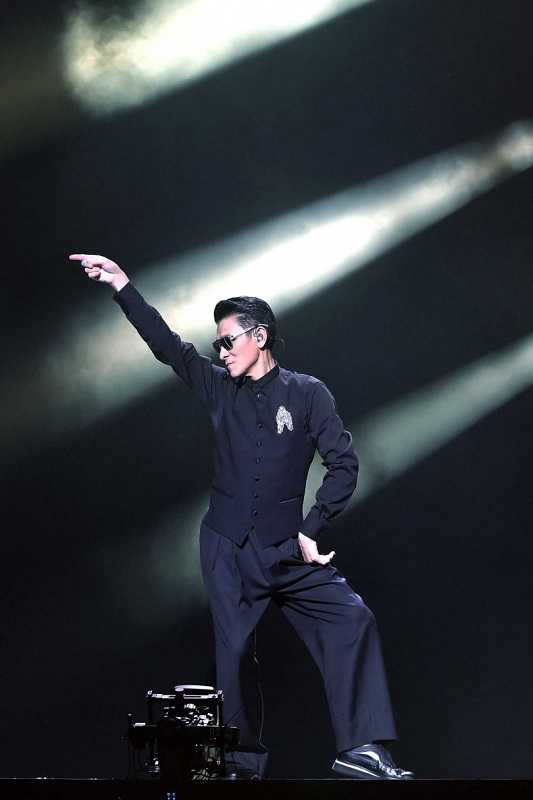 因為碰到颱風，劉德華便將演出延到兩天後，變成一天唱兩場。（圖／台灣映藝、超級圓頂提供）