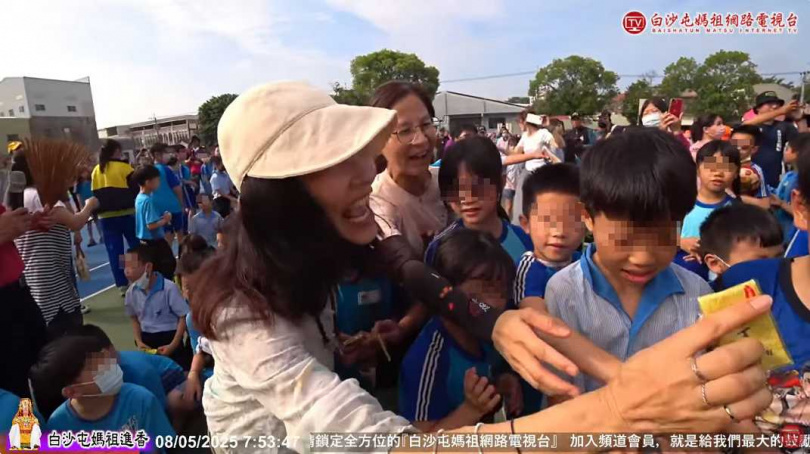 女子插隊搶走結緣品。（圖／翻攝自白沙屯媽祖網路電視台YouTube）