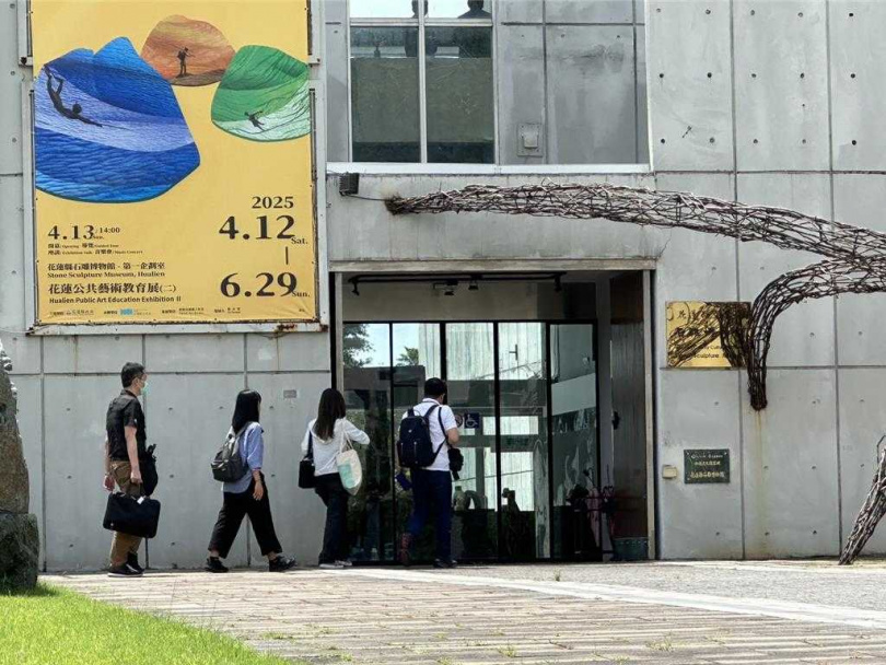 花蓮縣文化局今天一早遭檢廉搜索。（圖／羅亦晽攝）