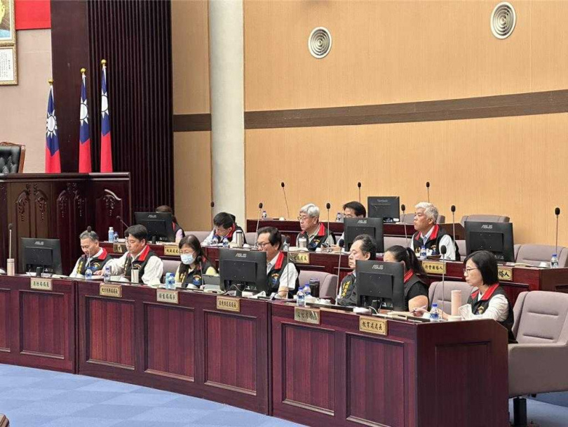 今天是花蓮縣議會縣政總質詢首日，縣府各局處首長均出席，卻不見文化局長吳勁毅身影，位子由他人代坐。（羅亦晽攝）