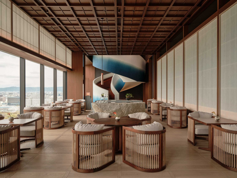 受到天守閣的歷史和在地藝術啟發，大阪柏典酒店室內設計融入自然元素與當地藝術家、匠人作品。（圖／大阪柏典酒店提供）