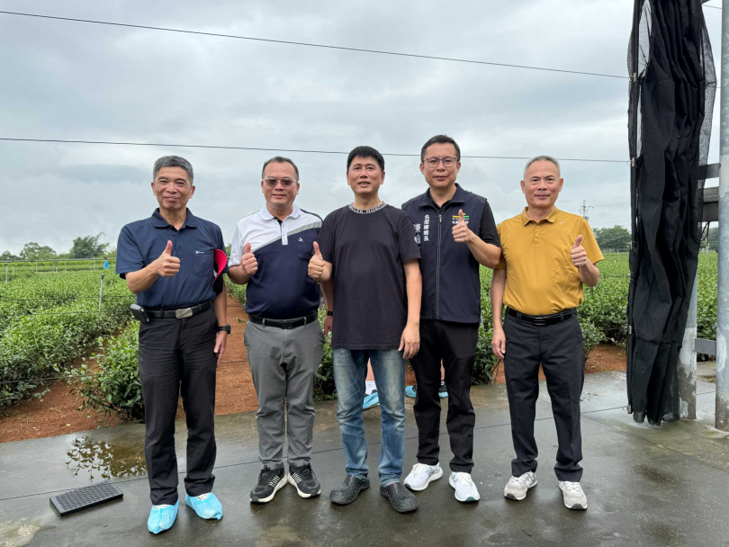 (左至右)弓鞋國小校長凃仁雄、名間國小校長廖志家、茶之魔手董事長王賢明、名間鄉長陳翰立、受天宮主委陳登岳，一同出席「心願馨茶」活動。（圖／茶之魔手提供）