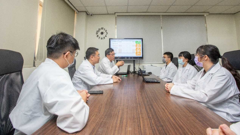 U能生醫研發團隊共同討論，結合跨領域專長，致力創新研發符合現代人健康需求的產品配方。（圖／劉耿豪攝）