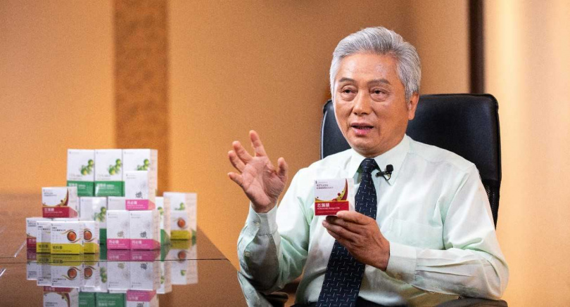 總裁林宜宏榮譽醫學博士手持「芯藻順」，同時展示智醫佳、月必孅與視科學，展現U能生醫多元機能配方的全面升級與好評。（圖／黃耀徵攝）