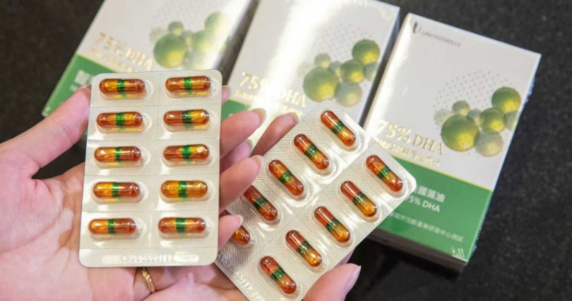 「智醫佳」內裝展示，採用專利植物性DHA微藻萃取，搭配全素膠囊，提供高濃度純DHA，守護健康新標竿。（圖／黃耀徵攝）