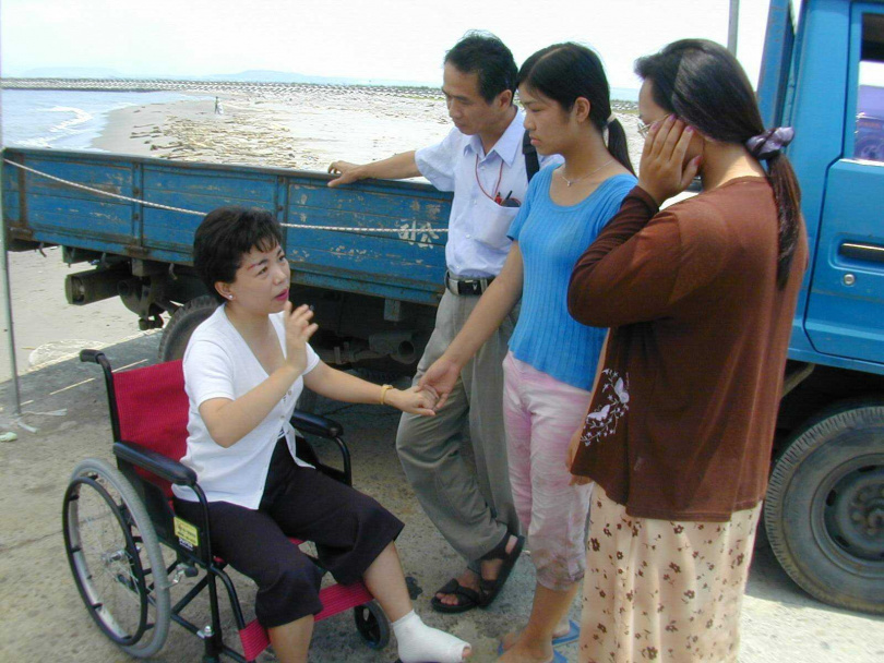 國民黨立委楊瓊瓔（左）擔任民代超過30年，在台中舊縣區實力尤其雄厚。圖為她曾在立委任內腳部扭傷，仍坐輪椅赴台中港慰問海難漁民家屬。（圖／報系資料照）