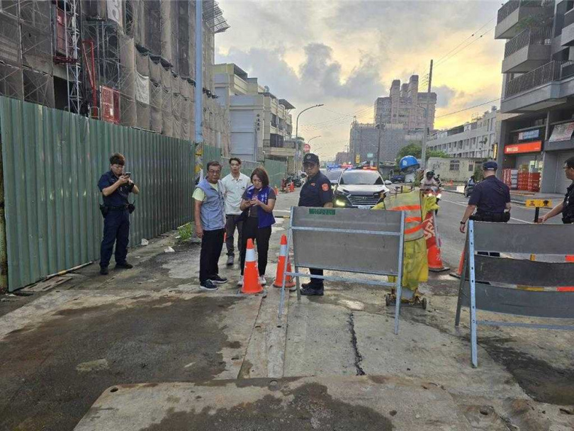 高雄市工務局、台電表示，已先行回填坑洞，並加強相關警示措施。（圖／邱于軒提供）