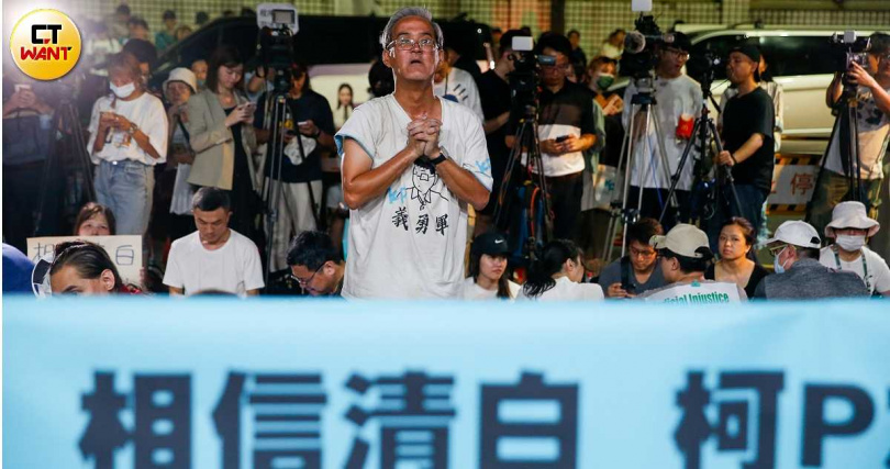 藍營分析白營小草營救前黨主席柯文哲的使命感，就是促成726藍白攜手成功反惡霸主因。圖為小草在北檢前集結（圖／黃耀徵攝）