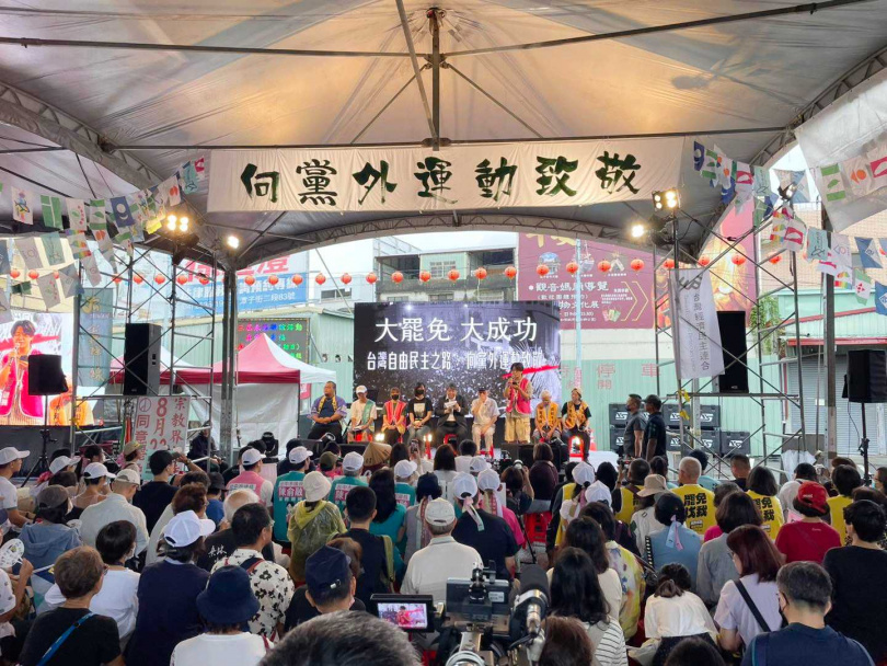 雖然726大罷免大慘敗，但是民團揚言823大罷免要匯聚一切反對藍白的力量，再接再厲罷免藍委。圖為罷團舉行823罷免誓師大會（圖／翻攝自經濟民主聯合臉書）