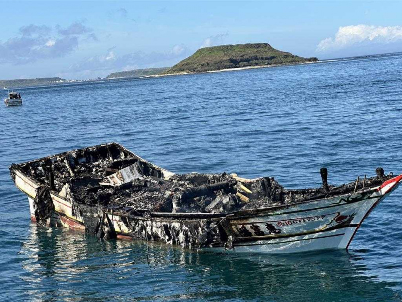 2025年8月9日澎湖縣／澎湖將軍籍漁船「惠富鴻16」，9日清晨失火後雖經灌救，但已燒到只剩船底。（澎湖海巡隊提供／許逸民澎湖傳真）