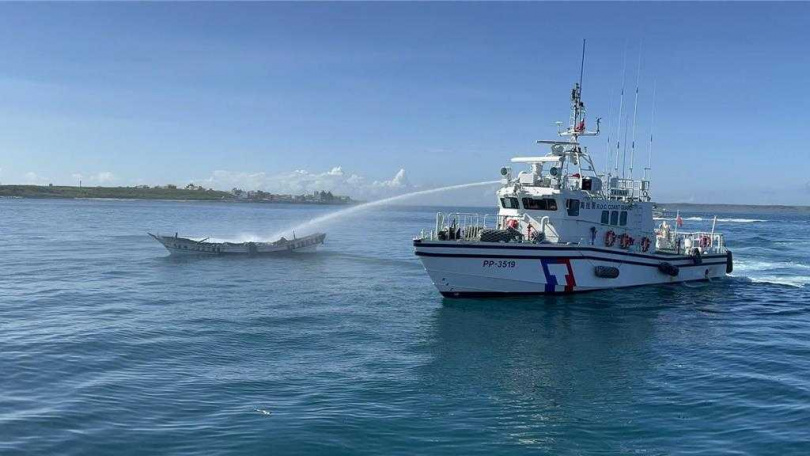 2025年8月9日澎湖縣／澎湖將軍籍漁船「惠富鴻16」，9日清晨7時許在風櫃西0.3浬處失火，巡防艇前往灌救。（澎湖海巡隊提供／許逸民澎湖傳真）