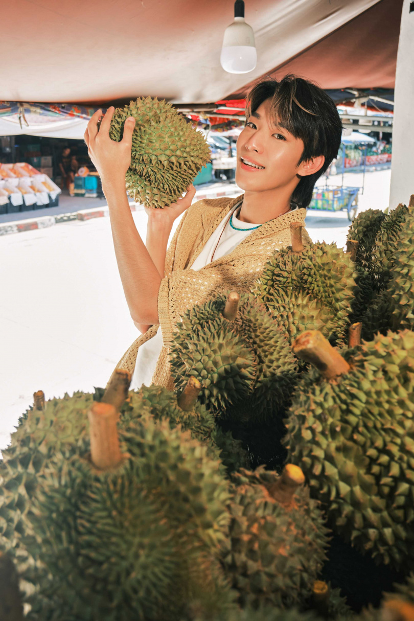 煥鈞挑戰與害怕的榴蓮一起拍照。（圖／索尼音樂提供）