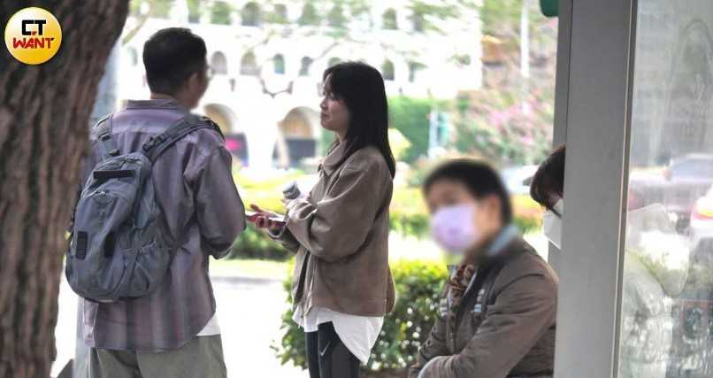 斯文男陪程予希去等公車，感覺兩小時相聚不太夠，上車前最後一刻仍講到欲罷不能。（圖／本刊攝影組）