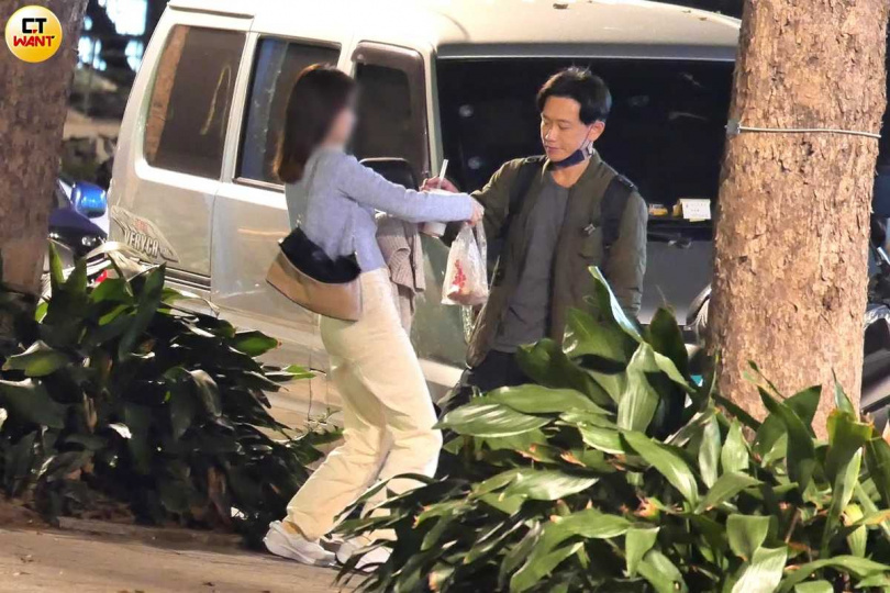 離婚後陳家逵與相當有氣質的女子在公園聊天，接著一起到捷運站乘車。（圖／本刊攝影組）