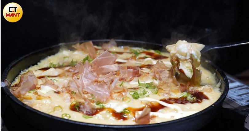 充滿地方風味的B級美食「讚岐文字燒」，既燙口又軟糊。（290元，圖／魏妤靜攝）